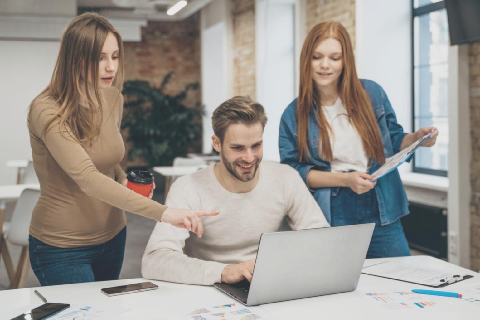 Profesionales analizando datos financieros en un ambiente de aprendizaje colaborativo