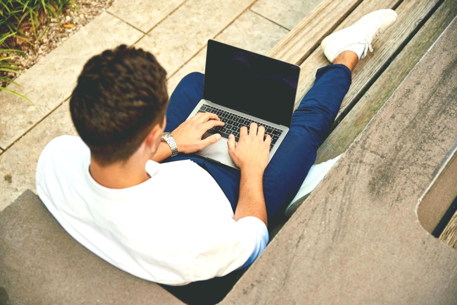 Sesión virtual interactiva con participantes conectados desde diferentes ubicaciones